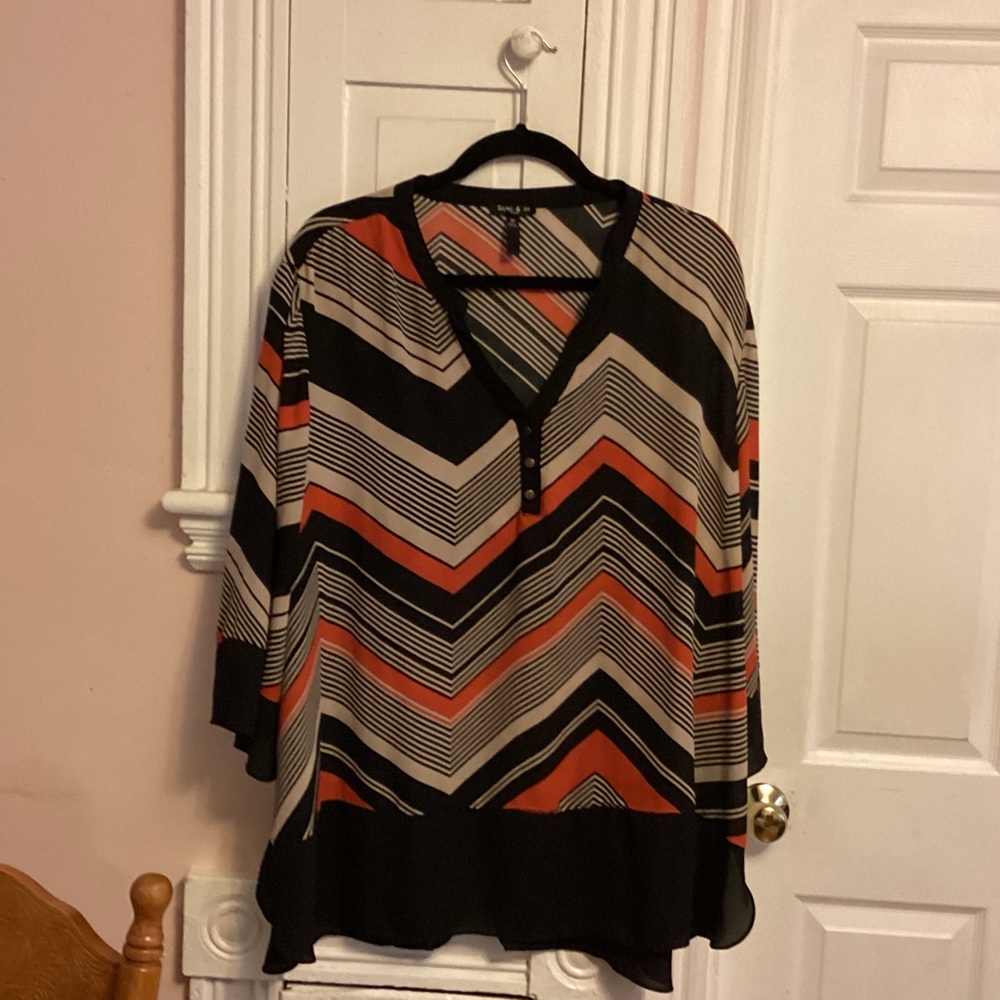 Sami & Jo Black and Gray Graphic V-Neck Blouse